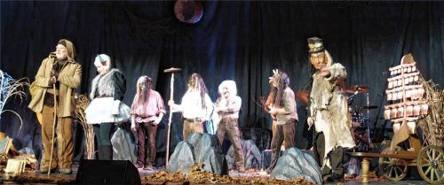 Rund um die Raunacht und mit den Figuren Holzmandl und Troll im Zentrum kredenzte die Band „Schariwari“ im Kuko ein gelungenes Musik- undComedyspektakel mit viel Wissenswertem über alte Bräuche. Foto Friedrich