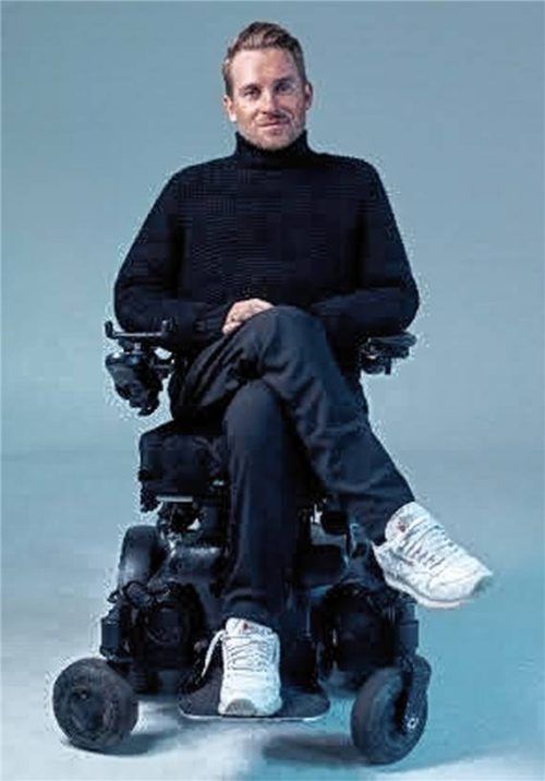 Samuel Koch liest aus „Schwerelos – Wie das Leben leichter wird“. Foto Sergej Falk