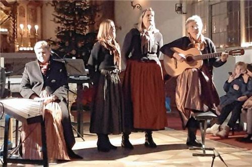 Sangen mit klaren Stimmen: die Flossinger Sängerinnen Christa Maier, Lisi Rahm und Monika Baumgartner. Foto re