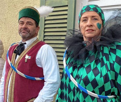 Schäfflermeister Sepp Herzog und Oberkasperl Karin Lipp. Foto meindl