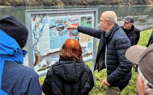 Schautafel am Inndamm: Der Vorsitzende des Kreisfischereivereins, Franz Göpfert, erklärt Spaziergängern, welche Fische hier beheimatet sind.