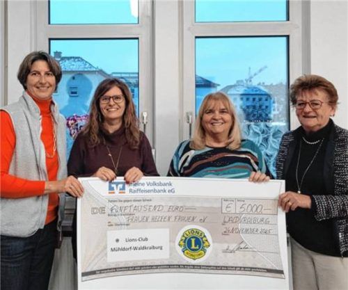 Scheckübergabe der Lions Clubs an den Verein „Frauen helfen Frauen“: (von links) Susanne König, Andrea Mooshamer (Präsidentin des Lions Clubs Mühldorf-Waldkraiburg), Charlotte König und Irmgard Wagner. Foto re