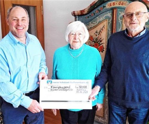 Scheckübergabe: Franz Praßberger, Vorsitzender „Kranken- und Bürgerhilfe Bernau am Chiemsee“, Spenderin Lilo Hinterberger und Zweiter KBH-Vorsitzender Hans Kaufmann. Foto Hötzelsperger