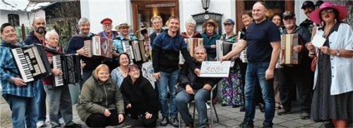 Scheckübergabe: Musikanten sowie das Team und Bewohner der Barmherzigen Brüder Algasing. Foto Stettner
