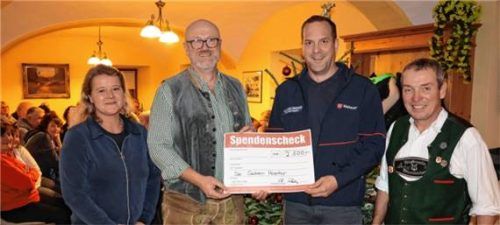 Scheckübergabe: Sabine Rohleder und Josef Mayer (von links) sowie Jakob Lauber (rechts) vom Dorfverein „Die 7 Harter“ überreichten 2.500 Euro an Alexander Gröbner (Zweiter von rechts), Leiter des Kriseninterventionsteams (KIT) Traunstein. Foto Volk
