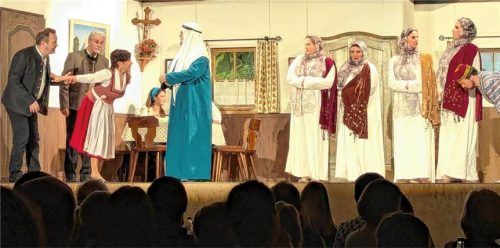 Scheich Ibrahim Hadschi und sein Harem geben sich die Ehre beim Bürgermeister. Foto Hoffmann