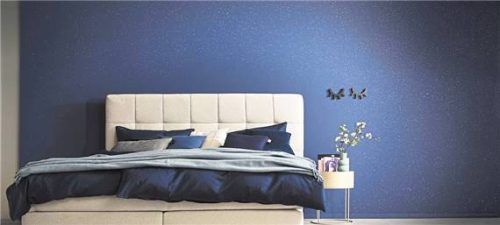 Schlafen wie unter dem Sternenhimmel: Die nachtblaue Glimmerfarbe begleitet sanft in süße Träume. Foto djd/Schöner Wohnen-Kollektion