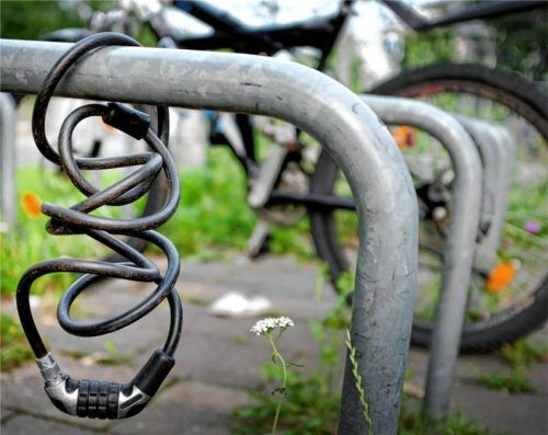 Schloss geknackt, Fahrrad weg: Ein 42-jähriger Wiederholungstäter klaute unter anderem zwei Fahrräder, weil die Kombination des Zahlenschlosses so einfach war. Foto  dpa (Symbolfoto)