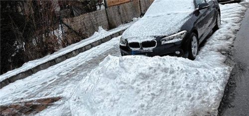 Schnee und Eis auf dem Gehweg sind Anliegersache. Auch darf kein Schnee auf die öffentlichen Straßen geschoben werden. Foto Markt Bruckmühl