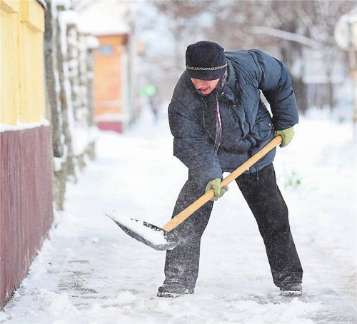Schneeräumen macht meist nicht besonders viel Spaß. Foto Smarterpix/simazoran