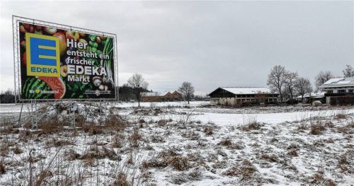 Schon seit Jahren kündigt dieses Schild den Bau eines neuen Supermarktes an. Im Frühjahr sollen die Bagger anrollen. Foto Huber