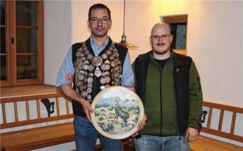 Schützenkönig 2026 bei den Auer Hubertusschützen ist Bernd Hubel (links), gefolgt vom Zweitplatzierten Julian Fuchs. Fotos strim