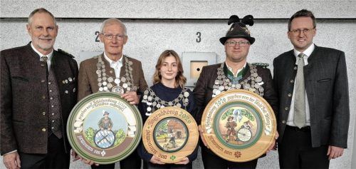 Schützenmeister Georg Mayer (links) und Bürgermeister Stephan Schlier (rechts) mit den Schützenkönigen (von links) Sepp Staudinger (Senioren), Elisabet Engl (Jugend) und Andreas Henken (Schützenklasse). Foto Hecht