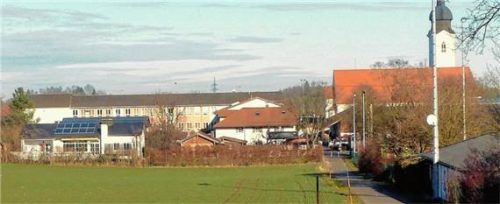 Schulgebäude mitten im Ort Eiselfing. Foto bua