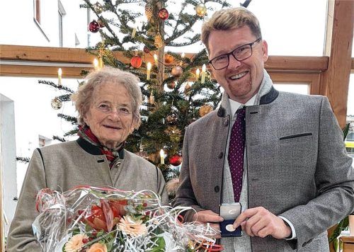 Schwindeggs Bürgermeister Roland Kamhuber gratulierte der Jubilarin Elisabeth Geisberger.Foto Sutherland