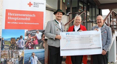Sebastian Weber (links) und Siamak Golshani übergeben den Spendenscheck an Gitti Baumann. Foto Steiner