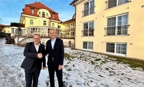 Seeon-Seebrucks Bürgermeister Martin Bartlweber gratuliert Geschäftsführer Stefan Düvelmeyer zum zehnjährigen Gründungsjubiläum und freut sich auf die Erweiterung der Klinik. Foto re