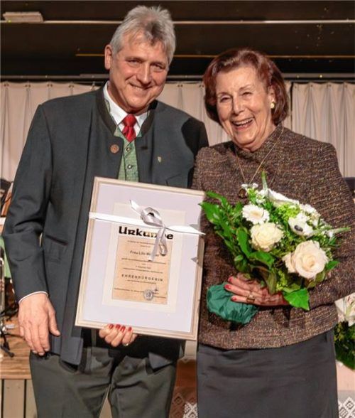 Seltene Ehrung in Großkarolinenfeld: Bürgermeister Bernd Fessler gratulierte Lieselotte Wallner zur Ehrenbürgerwürde. Foto re