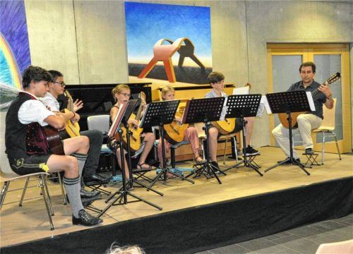 Sepp Hell (rechts) gehört seit vielen Jahren zum bewährten Stamm der Musikschule Feldkirchen-Westerham. Foto Merk