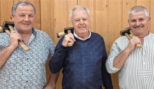 Sepp Mayrhofer, Sepp Fürholzner und Korbinian Hainz (von links) stellen in der Wasserburger Schäfflersaison 2026 die Fassl-Schlager dar. © Birkhof