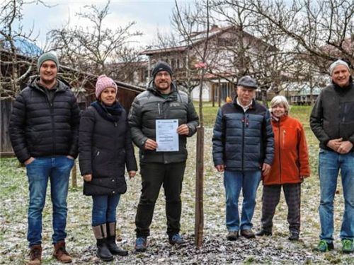 Setzen gemeinsam ein Zeichen für Artenvielfalt: (von links) Vorsitzender Marinus Niederthanner, Brigitte Dandlberger und Wolfgang Gar sowie Sebastian Hinterwinkler und Angela Untergruber, in deren Garten der erste Baum gepflanzt wurde. Rechts: Baumwart Thomas Kogler. Foto re