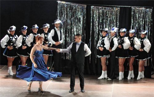 Show und Walzer der frischgebackenen Hoheiten Prinzessin Daniela I., Herrscherin der wilden Pisten und Patronin der Senioren, und Prinz Tobias I., Herrscher der schweren Lasten und Beschützer des Mädchenfußballs.Fotos ortner