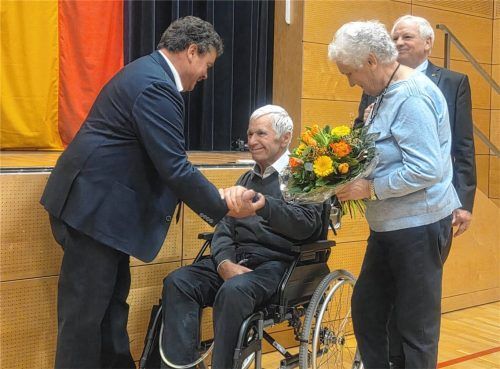 Sichtlich gerührt nahm Martin Marschmann die Ehrung entgegen: (von links) Dritter Bürgermeister Thomas Naglmeier, Martin und Agnes Marschmann sowie Zweiter Bürgermeister Günter Hargasser.Foto  Stettner