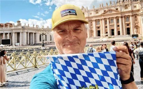 Sichtlich zufrieden erreicht Wolfgang Schlemer nach knapp 1.000 Kilometern den Petersplatz in Rom. Foto Wastl