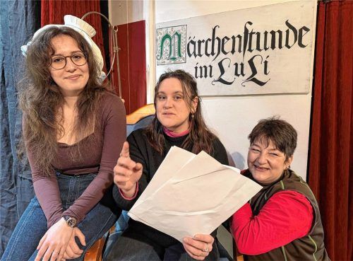 Sie fiebern der Premiere des Kindertheaters entgegen: (von links) Studentin Lea Meyer, Regisseurin Vero Reiser und Elke Netscher, die Leiterin der Mittagsbetreuung an der Georgsschule. Foto Kotter