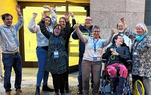 Sie haben allen Grund zur Freude: Junge Menschen mit Behinderung, ihre Familien, Therapeuten und Freunde haben erreicht, dass die medizinische Versorgung behinderter Menschen in die öffentliche Wahrnehmung gerückt ist und es auch künftig im Freistaat Bayern Jerwa-Stationen geben soll. Fotos Gerlach