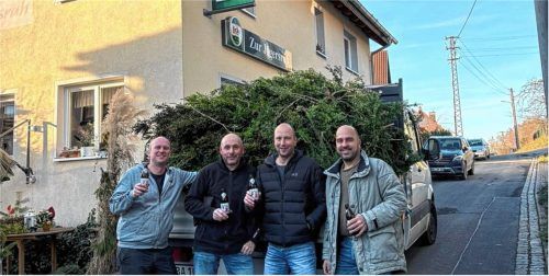 Sie haben sich ihr Bier redlich verdient: Die Retter des echten Buchs für die Haager Schäffler sind (von links) Alexander Peiker, Robert Häusler, Gerhard Schuster und Alexander Bachmeier. Foto RE