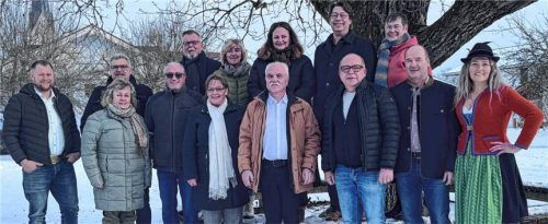 Sie wollen sich für Eggstätt engagieren: (hintere Reihe, von links) Thomas Rohrmüller, Ingolf Marks, Renate Eder, Katharina Hekele, Martin Staiger und Maria Blank sowie (vordere Reihe, von links) Bene Langl, Maria Fischer, Georg Blank, Centa Birner, Wolfgang Götzinger, Rudolph Fischer, Sepp Unterhauser und Tatiana Weihnacht. Foto Kirchner