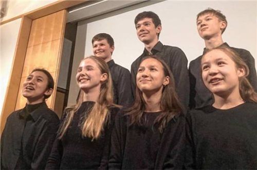 Sieben jungen Talente traten für soziale Zwecke im Pfarrsaal St. Nikolaus in Rimsting auf. Foto re