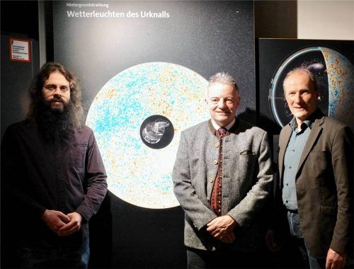 Siegsdorfs Museumsleiter Manfred Heynck bei der Besichtigung der Ausstellung zusammen mit Dr. Michael Apel vom Museum Mensch und Natur München und Siegsdorfs Bürgermeister Thomas Kamm (von links).Foto Krammer