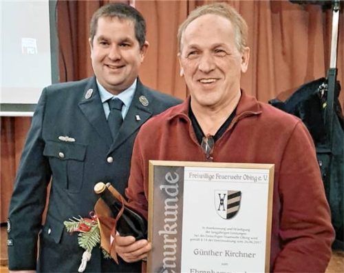 Simon Frank (links), bisheriger Vorsitzender der Obinger Feuerwehr, überreicht Günther Kirchner für seine langjährigen Leistungen die Ehrenurkunde. Foto Künzner-Hingerl
