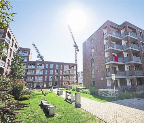 Sind oft sehr beliebt: Wohnungen von Genossenschaften. Foto Christian Charisius/dpa