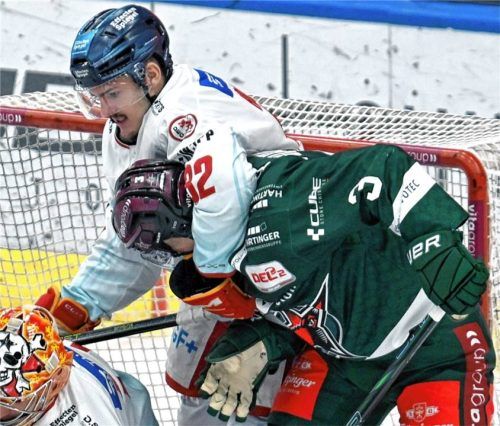 Sinnbildlich für das Wochenende: Joel Hofmann (links) und die DEG hatten Teemu Pulkkinen und die Starbulls Rosenheim im Schwitzkasten.Foto Hans-Jürgen Ziegler