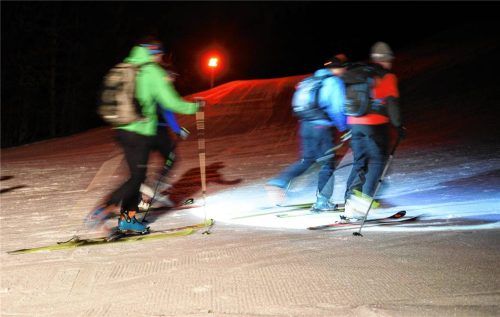 Skitourengehen auf der Piste boomt – nicht nur tagsüber. Auch nachts nimmt der Ansturm auf die Berge zu. Foto DPA