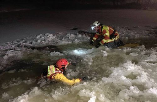 So sieht es aus, wenn Rettungskräfte der DLRG zu einem Einsatz im Eis gerufen werden. Foto DLRG-