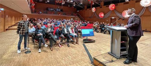 So wie hier Elias Hentschel (links) traten bei der Bürgerversammlung im Stadtsaal nur noch drei weitere Mühldorfer ans Mikrofon, um eine Frage an Bürgermeister Michael Hetzl zu stellen.Foto  Latta