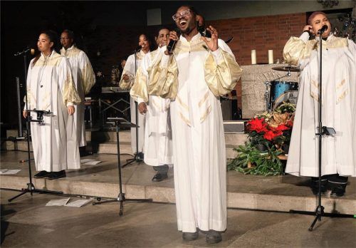 Solisten und ein kraftvoller Chor machten das Konzert von „Golden Voices of Gospel“ wieder zu einem besonderen Erlebnis.Fotos  Reuter
