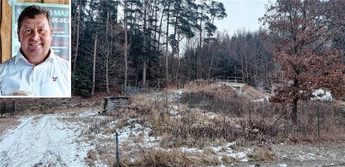 Soll das Grundstück links vom Zaun Bauland werden? Rechts vom Zaun befindet sich ein Trinkwasserbrunnen der Gemeinde Polling. Bürgermeister Lorenz Kronberger hat dazu eine klare Meinung.Fotos Wagner