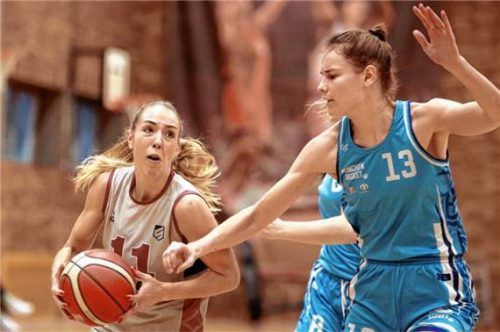 Sophie Perner (links) und die SBR-Damen starten in die Play-offs. Foto Fehrmann