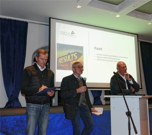 Sorge um den Milchpreis: (von links) Markus Seemüller, Philipp Moosner und Thomas Vogler hielten einen Vortrag im Gasthof Höhensteiger. Fotos Schubert