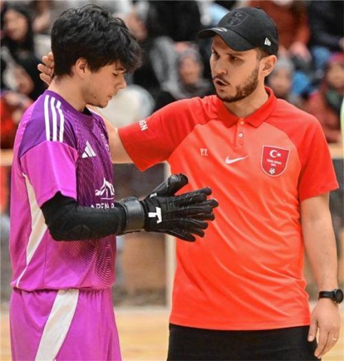 Sorge und Lob: Türk-Spor-Trainer Yasin Temel (rechts) mit seinem jungen Torhüter Talha Dommert.Foto Franz Ruprecht