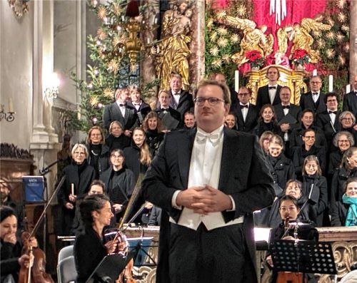Souverän, ruhig und zugleich elegant: Bartholomäus Prankl dirigiert Chor und Orchester. Foto Prokop