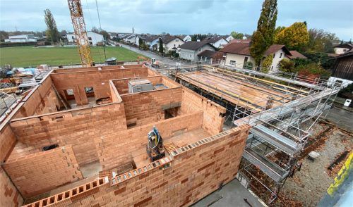 Sowohl das Budget als auch der Baufortschritt für den Erweiterungsbau, hier im Rohbau Ende 2023, und die Sanierung des Altbaus verliefen nach Plan.