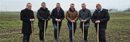 Spatenstich für den Solarpark in Winhöring (von links): Heinrich Lange (EVIS), Robert Rduch (EVIS), Karl Brandmüller (Bürgermeister Winhöring), Michael Hetzl (Bürgermeister Mühldorf), Alfred Lehmann (Stadtwerke Mühldorf) und Grundstückseigentümer Christoph Konrad. Foto Stadtwerke Mühldorf