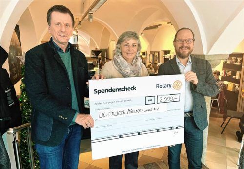 Spendenscheck für „Lichtblicke“: (von links) Klaus-Dieter Josel, Präsident des Rotary-Clubs Mühldorf-Waldkraiburg (2025/26), Gisela Thumm, Vorsitzende des Vereins „Lichtblicke Mühldorf am Inn“, sowie Josef Stellner, Vorstandsmitglied des Rotary-Clubs. Foto re