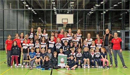Spendenübergabe an die Triathlon-Abteilung des TSV Brannenburg e.V. (Oelcheck Geschäftsführer Paul Weismann und Petra Bots, rechts im Bild).Foto Oelcheck